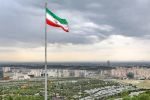 Флаг Ирана на фоне города