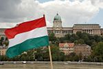 Флаг Венгрии на фоне города