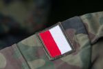 польский флаг на форме военного
